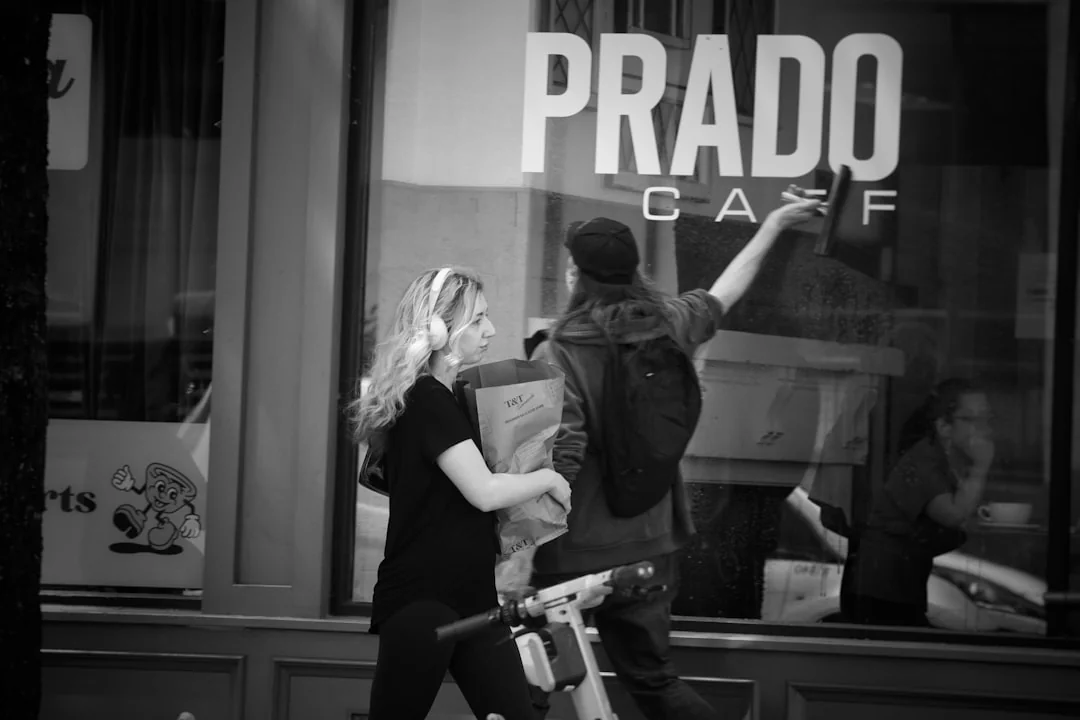 Una donna avvolge con attenzione un divano in materiale protettivo mentre sistema scatole in una stanza luminosa.